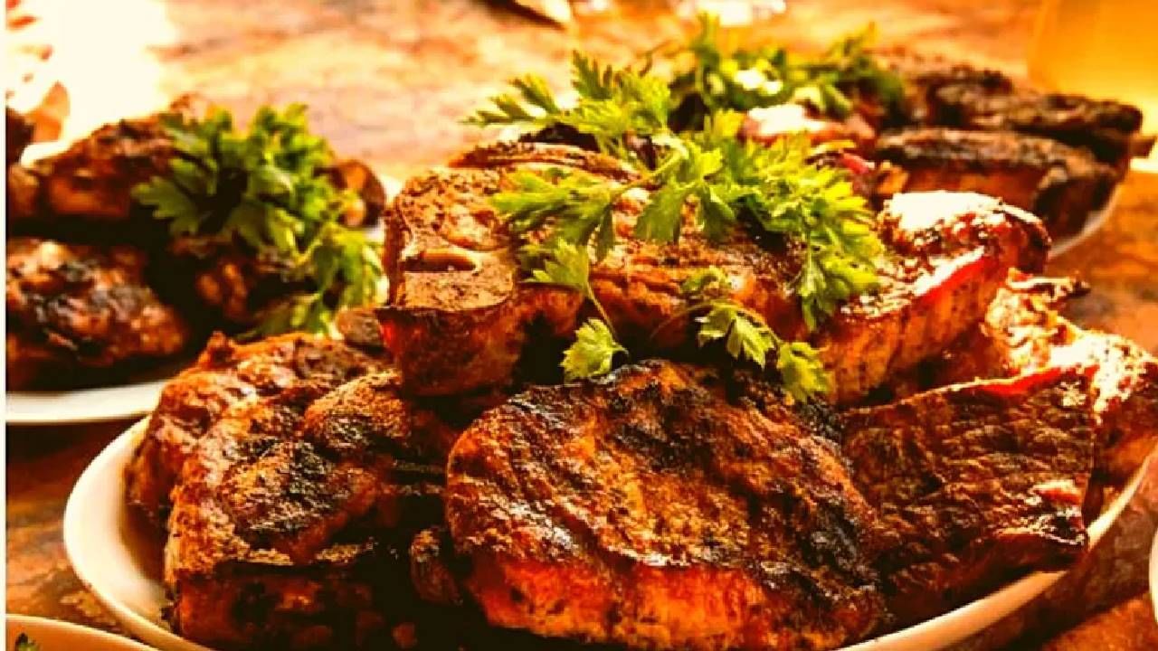 शाकाहारी-मांसाहारी आहारातले फायदे-तोटे काय ? मांसाहार अधिक केल्याने गंभीर आजार जडण्याची शक्यता शाकाहारी-मांसाहारी आहारातले फायदे-तोटे काय ? मांसाहार अधिक केल्याने गंभीर आजार जडण्याची शक्यता