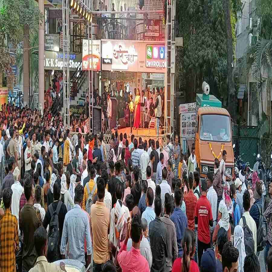 जठारपेठ परिसरात प्रसूती रुग्णालय, बाल रुग्णालय, बँक, शाळा आहेत. संध्याकाळी हा कार्यक्रम असल्याने सकाळपासून मार्गावरील वाहतूक वळवण्यात आली होती. या सर्व प्रकारावरून प्रशासनाची तर या कार्यक्रमाला मूकसंमती होती असा प्रश्नही उपस्थित होत आहे. 