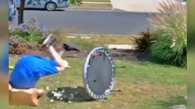 Funny video viral : कामाच्या वेळेला मौजमजा करायची नसते, हेच विसरला हा Delivery boy आणि...