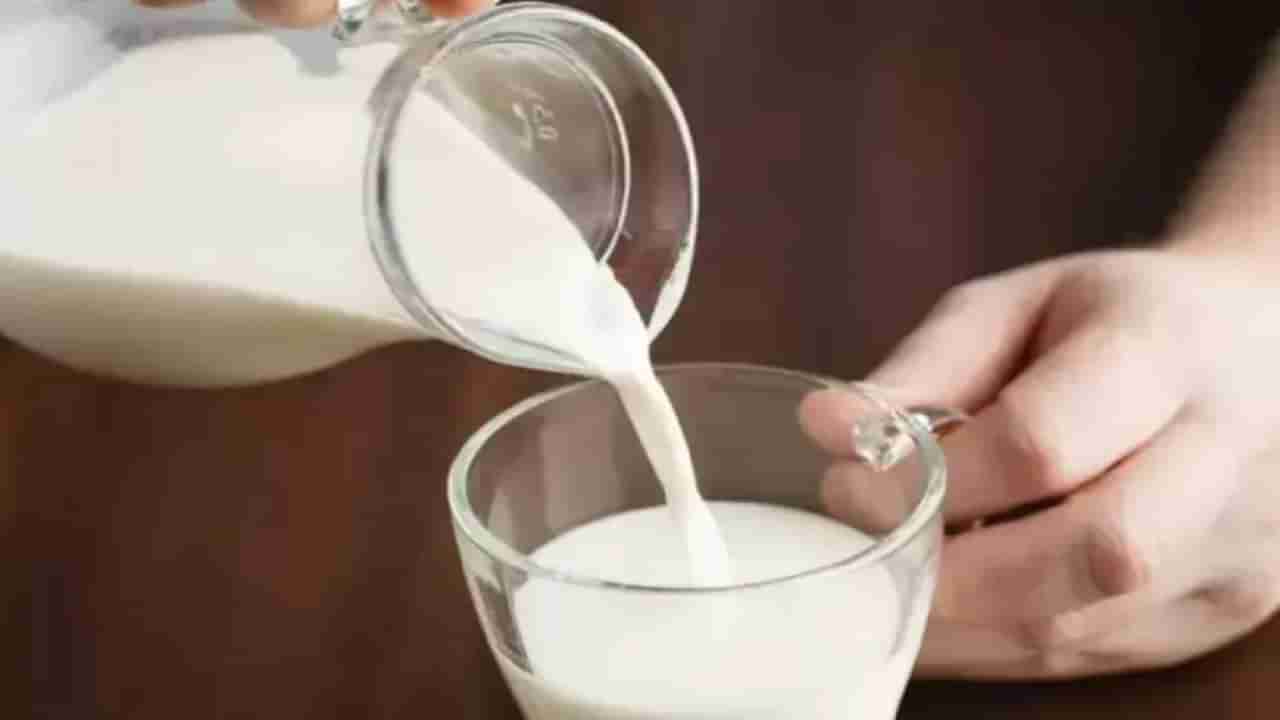 Milk rate : महानंदकडून दुधाच्या खरेदी भावात दोन रुपयांची कपात; पुरवठा वाढल्याने निर्णय, शेतकऱ्यांना आर्थिक फटका