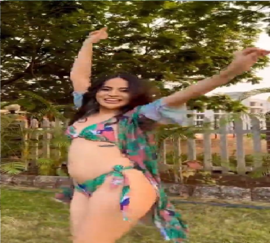 उर्फीने या व्हीडिओमध्ये बिकिनी घातलून डान्स केलाय.'आर यू ओके' गाण्यावर ती थिरकताना दिसतेय. 