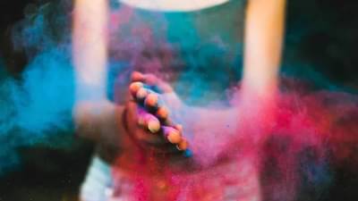 Holi 2022 : होळी खेळल्यानंतर रंग लगेच कसे घालवायचे? हे घरगुती उपाय करुन पहा