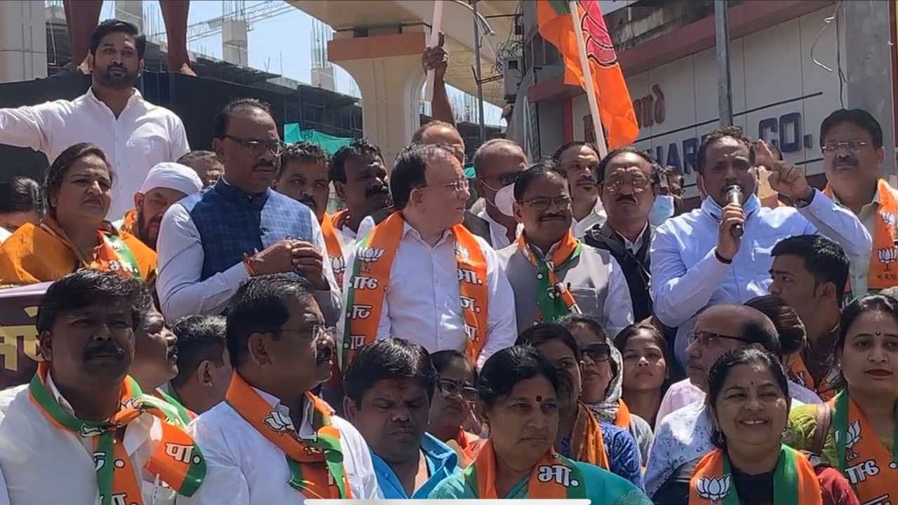 'देवेंद्र फडणवीस यांनी एकच बॉम्ब फोडला, असे अनेक शस्त्र पुढे बाहेर निघतील', चंद्रशेखर बावनकुळेंचा सरकारला इशारा 'देवेंद्र फडणवीस यांनी एकच बॉम्ब फोडला, असे अनेक शस्त्र पुढे बाहेर निघतील', चंद्रशेखर बावनकुळेंचा सरकारला इशारा