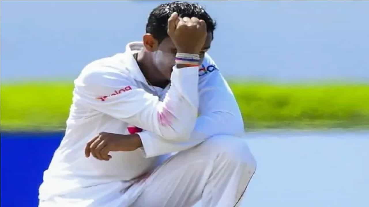 भारत दौऱ्यावर आलेला श्रीलंकन संघ आपल्या खेळाडूंच्या फिटनेसच्या समस्येने हैराण आहे. टी 20 सीरीज दरम्यान आणि त्याआधी श्रीलंकेच्या काही प्रमुख खेळाडूंना दुखापत झाली. बंगळुरुत सुरु असलेल्या कसोटी सामन्या दरम्यान फिरकी गोलंदाज जयविक्रमा दुखापतग्रस्त झाला आहे. यामुळे श्रीलंकन कर्णधार दिमुथ करुणारत्नेच्या अडचणी वाढल्या आहेत. (Photo: File/AFP)