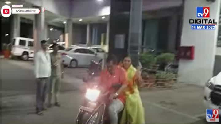 Pimpri Chinchwad : कार्यकाळ संपल्याने सरकारी वाहन जप्त करत महापौर माई ढोरे यांचा खासगी वाहनाने प्रवास Pimpri Chinchwad : कार्यकाळ संपल्याने सरकारी वाहन जप्त करत महापौर माई ढोरे यांचा खासगी वाहनाने प्रवास