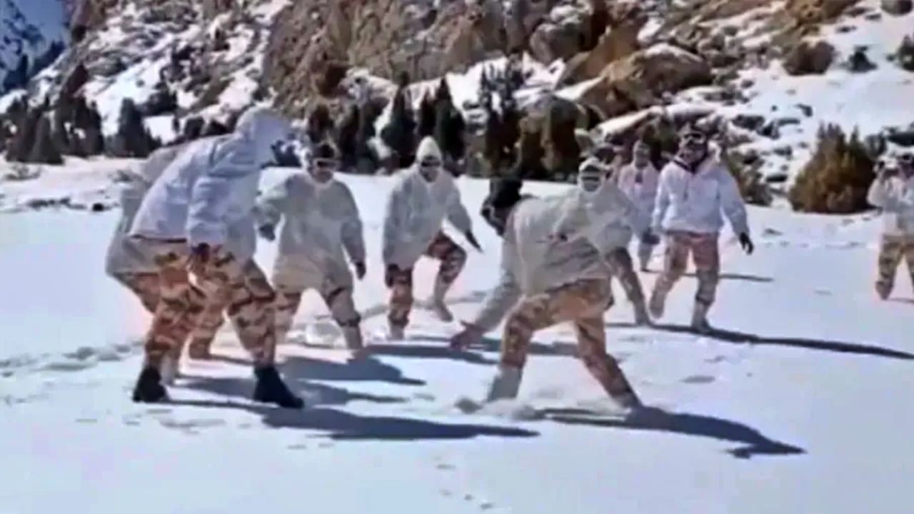 #Himveers : कबड्डी... कबड्डी... कडाक्याच्या थंडीत ITBP जवानांचा रंगला खेळ, Video viral