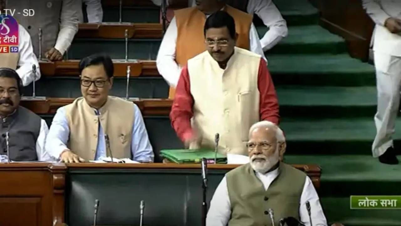 VIDEO: मोदी लोकसभेत येताच 'मोदी... मोदी'च्या घोषणा; भाजप खासदारांकडून पंतप्रधानांचं अनोखं स्वागत