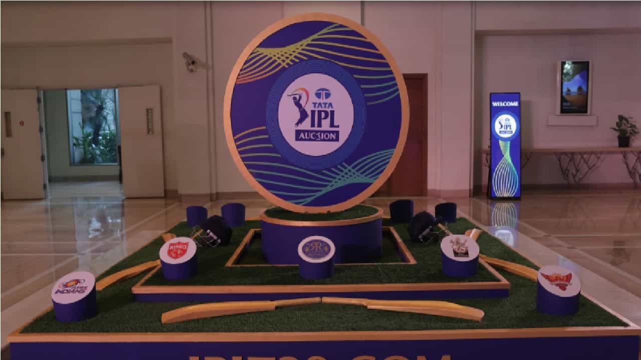 बहुचर्चित इंडियन प्रिमीयर लीगच्या सीजनची सुरुवात 26 मार्चपासून होत आहे. 29 मे रोजी फायनल होणार आहे. कोरोनामुळे ग्रुप स्टेजचे सर्व सामने मुंबई आणि पुण्यात खेळले जाणार आहेत. मुंबईत ब्रेबॉन, डीवाय पाटील आणि वानखेडे या तीन स्टेडियम्सवर सामने होणार आहेत. पुण्याच्या MCA स्टेडियममध्ये 15 सामने होणार आहेत.