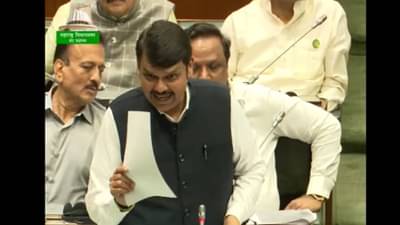 वक्फ बोर्डाच्या सदस्याकडून महिलेवर बलात्कार, देवेंद्र फडणवीसांचा पेन ड्राईव्ह बॉम्ब; विधानसभा हादरली