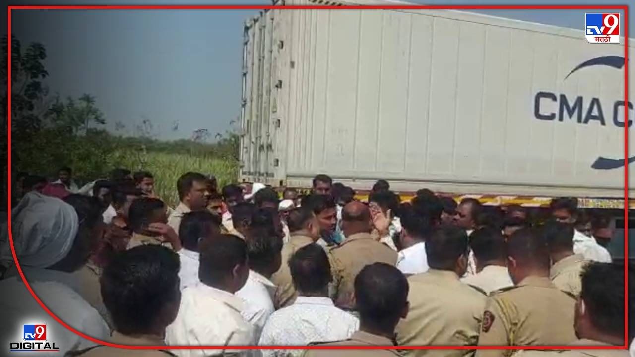 सोलापुरात दुचाकीची कंटेनरला धडक, एकाचा मृत्यू, जमावानं आरटीओ पथकाला बेदम बदडलं सोलापुरात दुचाकीची कंटेनरला धडक, एकाचा मृत्यू, जमावानं आरटीओ पथकाला बेदम बदडलं