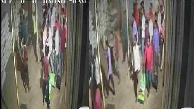 VIDEO | औरंगाबादेत करंजखेडा बाजार समितीत राडा, गुंड व्यापाऱ्यांची आरेरावी, शेतकऱ्याला जास्त भाव दिल्यानं मारहाण!