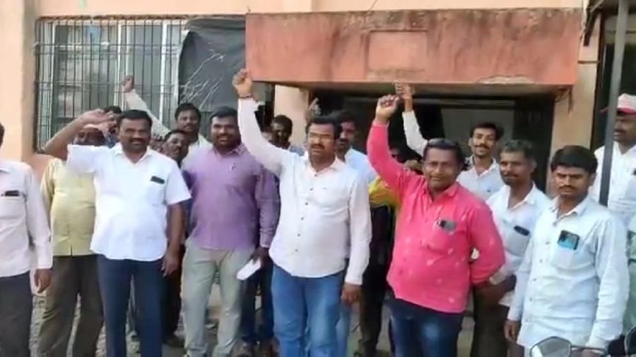 खरिपात नुकसान, रब्बी तरी पदरी पडू द्या, शेतकऱ्यांचा महावितरण कार्यालयातच ठिय्या खरिपात नुकसान, रब्बी तरी पदरी पडू द्या, शेतकऱ्यांचा महावितरण कार्यालयातच ठिय्या