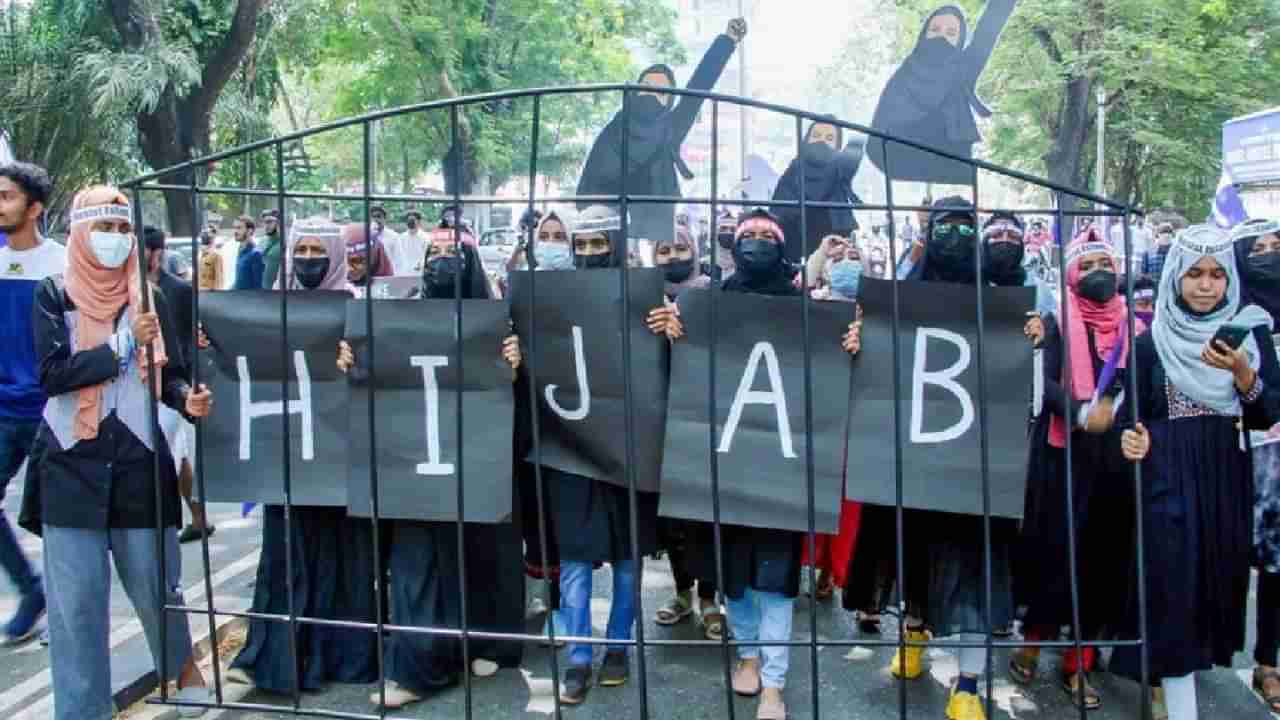 Hijab Ban : कर्नाटकमधल्या हिजाब बंदीवर हायकोर्टाकडून शिक्कामोर्तब, हिजाब धर्माचा अविभाज्य भाग नसल्याचा निर्वाळा