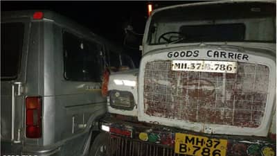 वाळू तस्कराचा हल्ला, गाडीचे दरवाजे डंपरमध्ये घुसले, महिला तहसीलदार वाहनात अडकून
