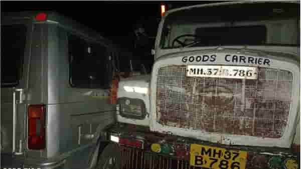 वाळू तस्कराचा हल्ला, गाडीचे दरवाजे डंपरमध्ये घुसले, महिला तहसीलदार वाहनात अडकून