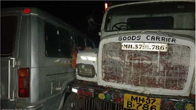 वाळू तस्कराचा हल्ला, गाडीचे दरवाजे डंपरमध्ये घुसले, महिला तहसीलदार वाहनात अडकून