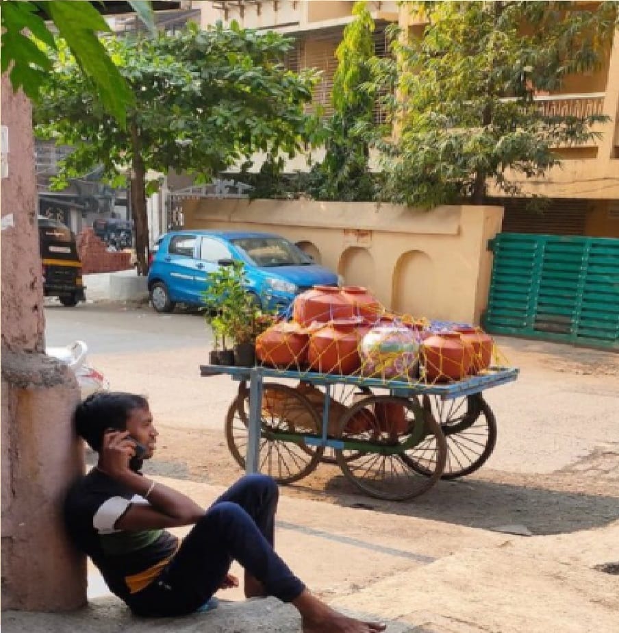 मुंबईतील वाढत्या उष्णतेमुळे  नागरिक वेगवेगळे उपाय शोधून काढतात. त्यामुळे आता अत्याधुनिक तंत्राज्ञानाच्या जगातही पारंपरिक वस्तूंसाठी अनेक आग्रही असतात, त्यांच्यासाठीच आणि उष्णतेपासून वाचण्यासाठी पारंपरिक व्यवसाय करणारे छोटे मोठे व्यापारी मातीच्या मडकी विक्रीसाठी आणत आहेत, आणि त्याची मागणीही वाढू लागली. पारंपरिक वस्तूंची विक्री करणारा एक व्यापारी उन्हापासून वाचण्यासाठी एका इमारतीचा आधार घेऊन विश्रांती घेत आहे.