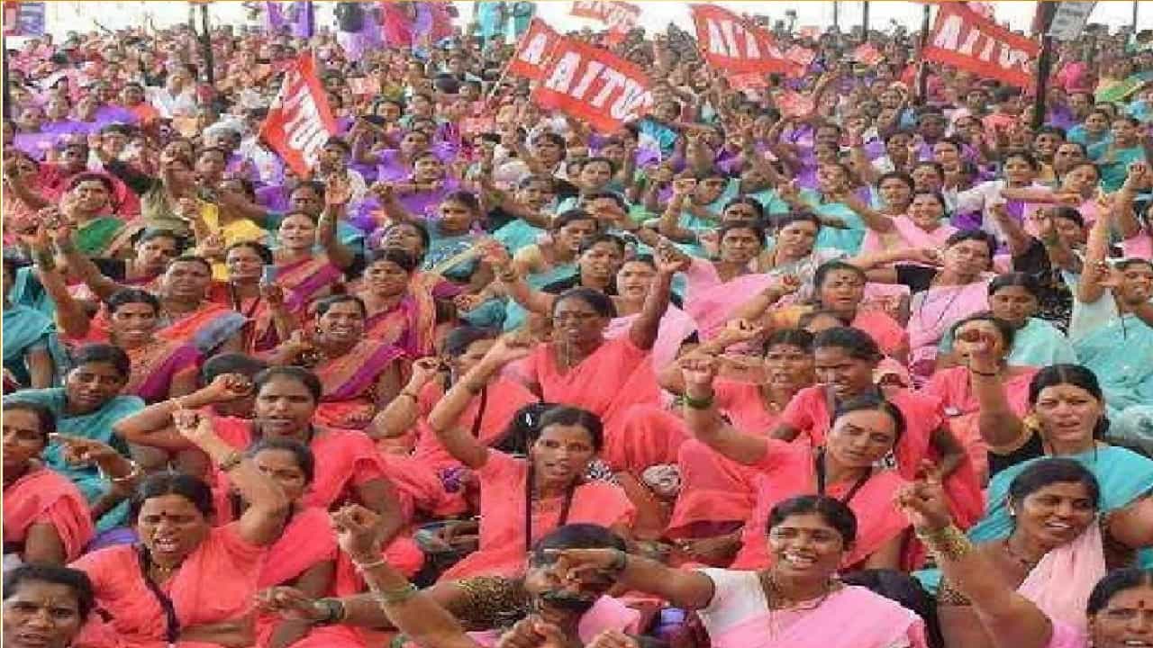 अंगणवाडी कर्मचाऱ्यांचा आझाद मैदानावर संताप मोर्चा ; केंद्र आणि राज्य सरकारकडूनही घोर निराशा