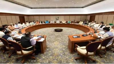 महागाईच्या चटक्यांपासून वाचवण्यासाठी कर्मचा-यांच्या खिश्यात भत्याचे गिफ्ट 3 टक्के महागाई भत्ता देऊन होळीत सरकार करणार रंगाची उधळण