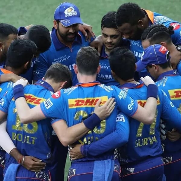 टीम इंडियाची जबाबदारी पार पाडल्यानंतर आता रोहित शर्मा त्याची आयपीएल टीम मुंबई इंडियन्समध्ये सामील झाला आहे. आयपीएल सुरू होण्यापूर्वी, मुंबईच्या संघाने 12 दिवसांच्या स्ट्रेंथ आणि कंडिशनिंग कॅम्पचे आयोजन केले आहे. यासाठी त्यांचे खेळाडू कंपूत दाखल होऊ लागले आहेत.