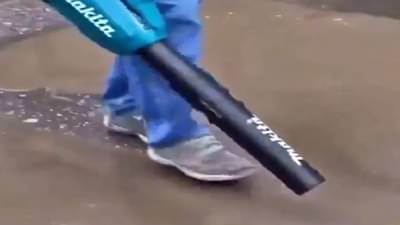 Presence of mind असावा तर असा; पाण्यातून असा रस्ता काढला, की लोक म्हणतायत, मुंबईकरांसाठी ही भारी आयडिया | Video पाहा