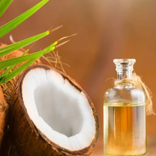 खोबरेल तेल : यामध्ये असलेले गुणधर्म त्वचेची काळजी घेतात. त्वचेवरील लालसरपणा, अॅलर्जी आणि जळजळ दूर करण्यासाठी खोबरेल तेल फायदेशीर आहे. रंग काढून टाकल्यानंतरही अॅलर्जी असल्यास बाधित भागावर खोबरेल तेल लावावे.
