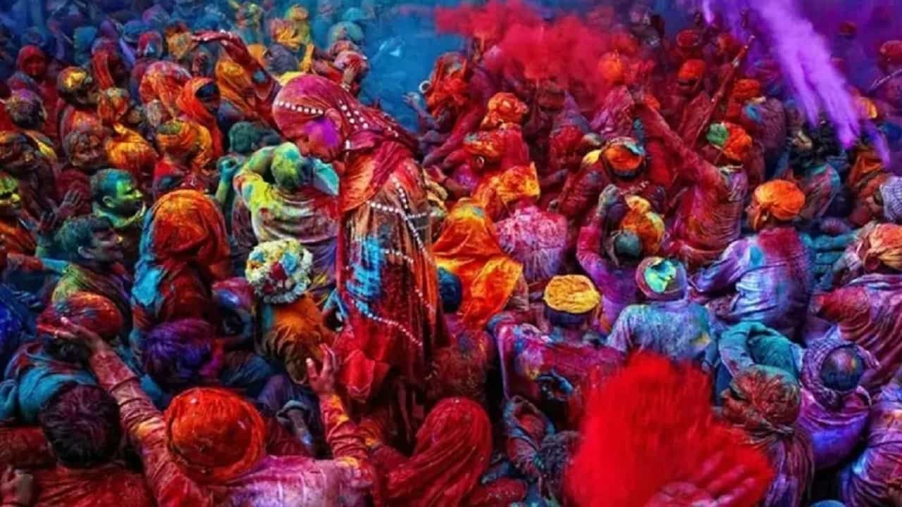 Holi 2022 | राशीनुसार रंगांनी खेळा होळी, जाणून घ्या कोणत्या गोष्टींचे दान केल्यास होईल शुभ