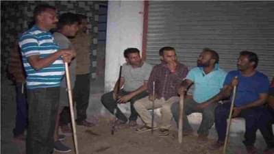 पोलीस गस्तीवर येईनात, नागरिकांच्या हाती काठ्या, पहारा देत चोरट्यांचे शस्त्र आणि गाड्याही पकडल्या