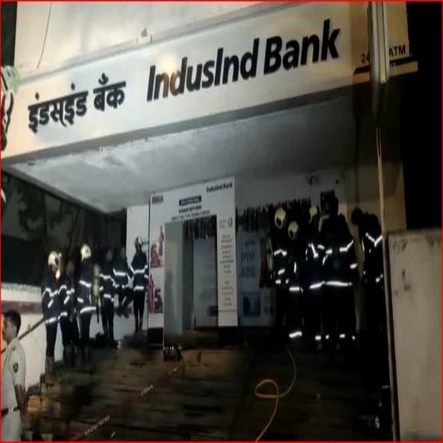 उन्हाळा सुरू झाला आहे. कडक उन पडत आहे. कमाल तापमाणात देखील मोठी वाढ झाली आहे. तापमान आणि उन्हामुळे अनेक ठिकाणी आग लागल्याच्या घटना घडत आहेत. अशीच एक घटना मुंबईतील खारमधून समोर आली आहे. खारमध्ये असलेल्या 'indusand'बँकेच्या तळमजल्यावर मंगळवारी रात्री आग लागली. घटनेची माहिती मिळताच अग्निशमन दलाने घटनास्थळी धाव घेतल्याने मोठा अनर्थ टळला.