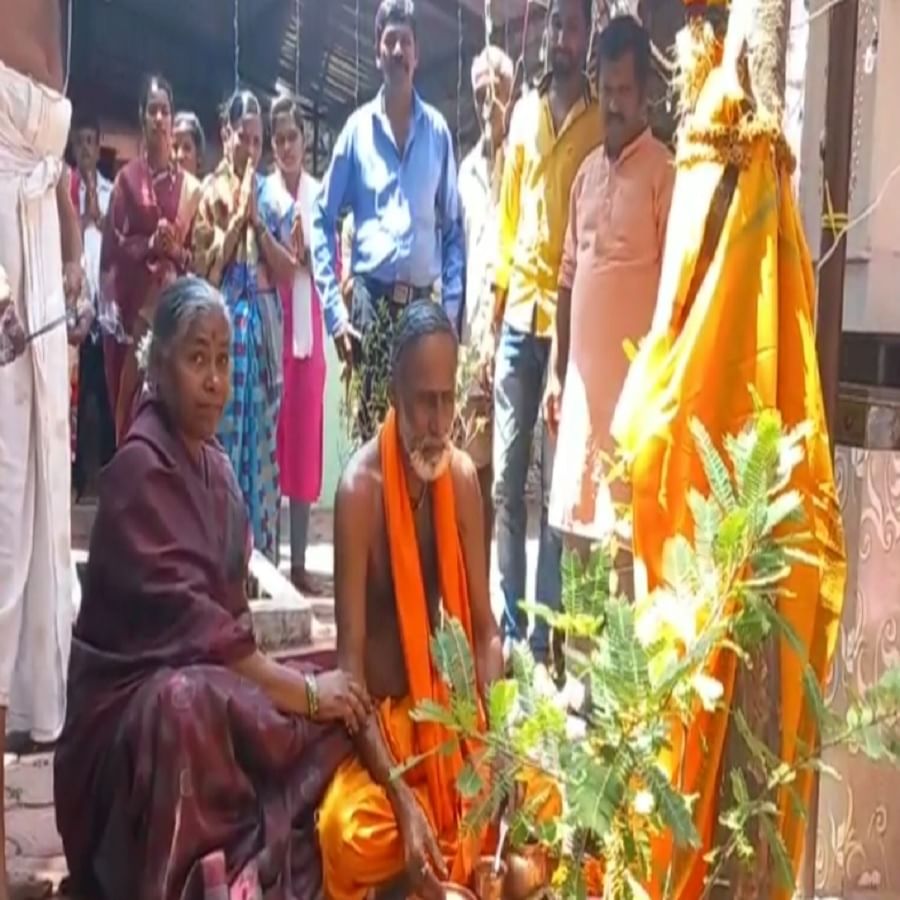 33 कोटी देवता व 7 सप्तर्शी यांना विविध प्रकारच्या 40 फळाच्या नैवेद्य यावेळी अर्पण करण्यात आला.यावेळी मंदिराला आकर्षक रोषणाई देखील करण्यात आली होती.