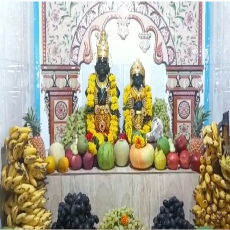 या निमित्ताने वेंगुर्ले सुरंगपाणी येथील श्री विठ्ठल पंचायतन मंदीरात विविध चाळीस प्रकारच्या फळांची आकर्षक आरास करण्यात आली होती.