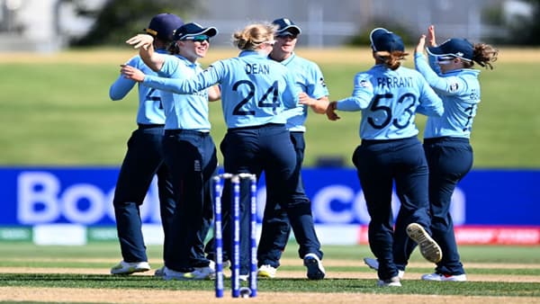IND W VS ENG W: इंग्लंडच्या गोलंदाजीसमोर भारताची सपशेल शरणागती, 4 विकेट, 112 चेंडू राखून इंग्लंड विजयी