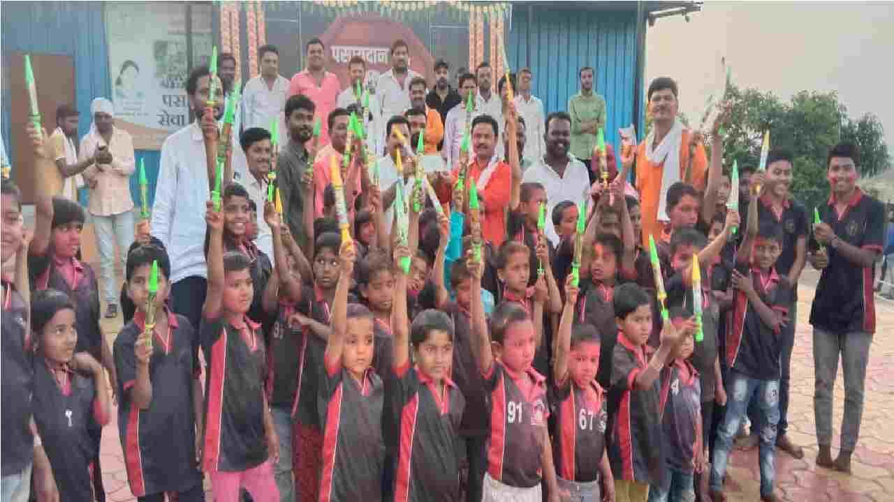 VIDEO | अनाथ मुलांवर रंगांची बरसात, बीडमध्ये आमदाराचा अनोखा वाढदिवस, 'झिंगाट'ने उत्साहाला उधाण!