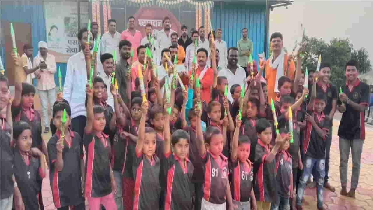 VIDEO | अनाथ मुलांवर रंगांची बरसात, बीडमध्ये आमदाराचा अनोखा वाढदिवस, झिंगाटने उत्साहाला उधाण!