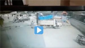 CCTV | टेम्पो रिव्हर्स घेताना महिलेला जबर धडक, वसईत 60 वर्षीय महिला गंभीर जखमी