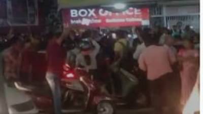 Video - नागपूरच्या सुदाम टॉकीजबाहेर नारेबाजी, BJP युवा मोर्च्याने जय श्री रामचे लावले नारे