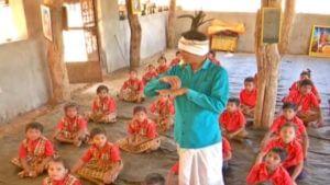 #tribal : Gondiची गोडी..! पारंपरिक वेशभूषेसह शिक्षक करताहेत संस्कृती आणि भाषेचं रक्षण, Video viral