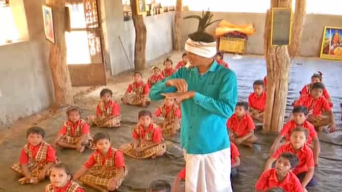 #tribal : Gondiची गोडी..! पारंपरिक वेशभूषेसह शिक्षक करताहेत संस्कृती आणि भाषेचं रक्षण, Video viral