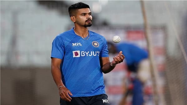 कोलकाता नाइट रायडर्सचा नवीन कॅप्टन श्रेयस अय्यर यंदा ऑरेंज कॅप मिळवू शकतो. श्रीलंकेविरुद्धच्या टी 20 मालिकेत त्याची बॅट चांगलीच तळपली. त्याला मालिकावीराचा पुरस्कार देण्यात आला. श्रीलंकेविरुद्धच्या टी 20 सीरीजमध्ये त्याने 174.35 च्या सरासरीने एकूण 204 धावा केल्या.