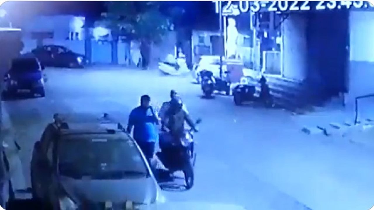 VIDEO : उल्हासनगरमध्ये दुचाकीवरून आलेल्या चोरट्यांचा मोबाईल खेचून पोबारा, घटना सीसीटीव्हीत कैद