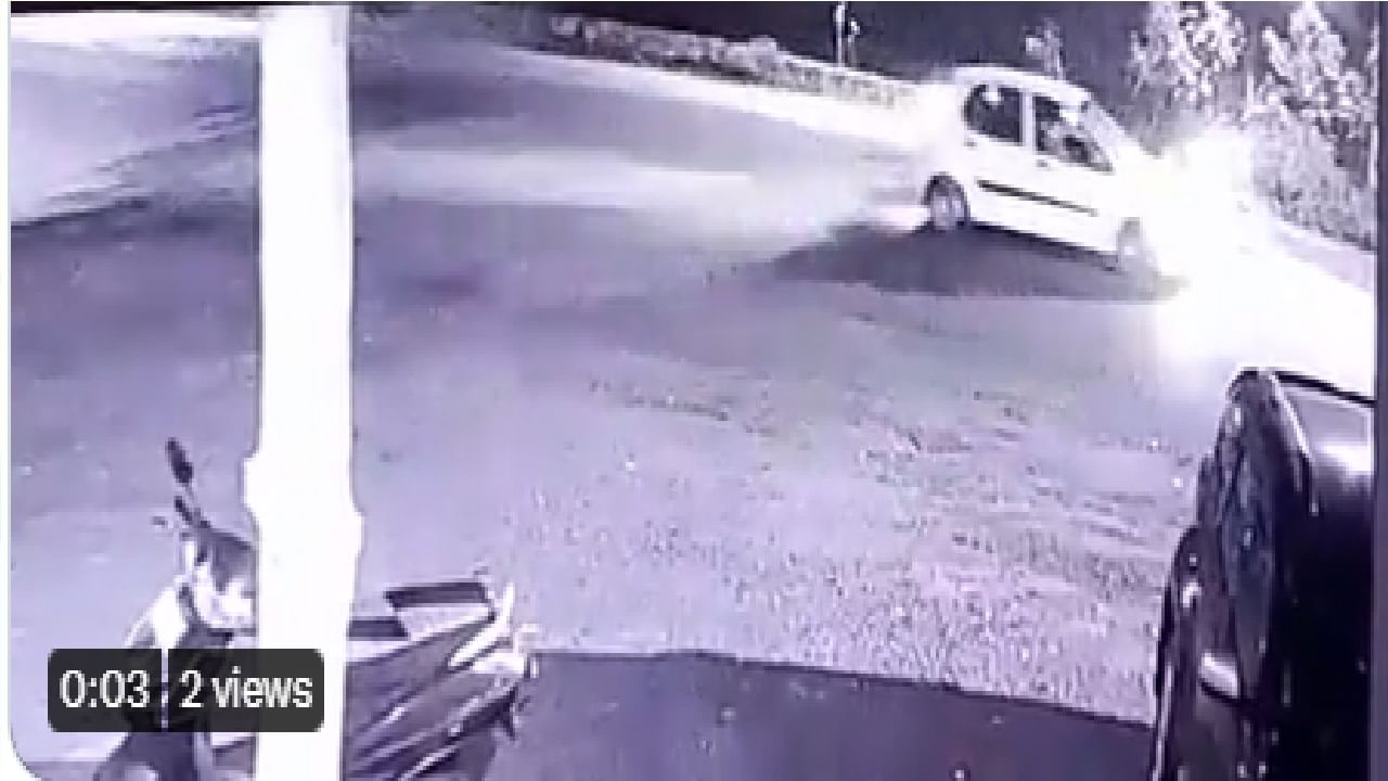 CCTV VIDEO: कार-दुचाकीचा भीषण अपघात;समोरासमोर धडकून युवक कारवरुन खाली कोसळला