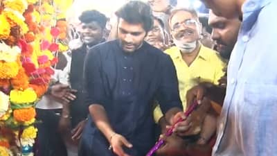 Amit Thackeray : वरळीत अमित ठाकरेंची होळीनिमित्त हजेरी, राजकीय वर्तुळात वेगळीच चर्चा, काय आहे चर्चेमागचं कारण?