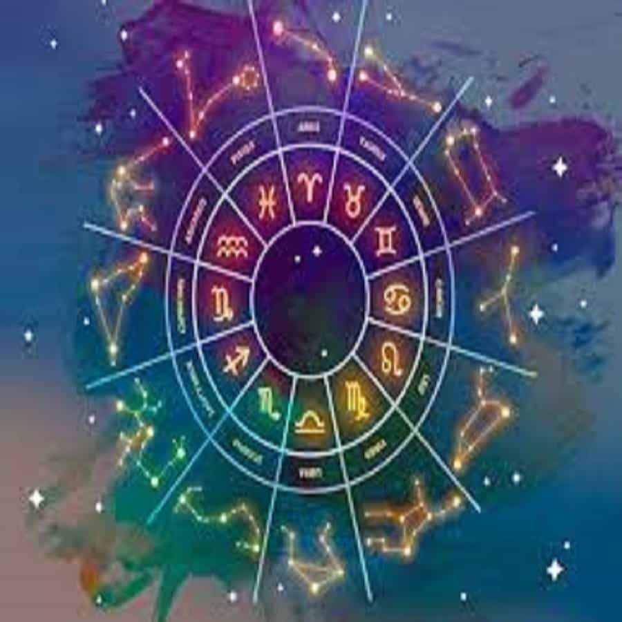 या वर्षी होळीचा सण अनेक राशींसाठी खूप शुभ असणार आहे. या सणामुळे त्यांना करिअरमध्ये प्रगती आणि पैसा लाभ होईल. होळीच्या दिवशी केले जाणारे 3 राजयोग हे त्यामागचे कारण आहे. होलिका दहन आज म्हणजेच १७ मार्चला होणार असून उद्या १८ मार्चला रंगांची होळी खेळली जाणार आहे. यावेळी होळीच्या दिवशी सूर्य आणि चंद्र एकमेकांच्या केंद्रस्थानी असल्यामुळे गजकेसरी योग होत आहे. याशिवाय केदार योग आणि वरिष्ठ योगही तयार होत आहेत.चला तर मग जाणून घेऊयात तुमची रास यामध्ये आहे का ?
