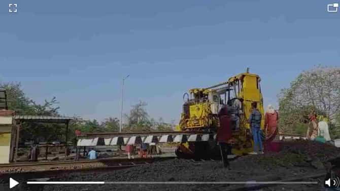धक्कादायक : परभणीत रेल्वे विभागानं Child Labor लावले? 39 अंश तापमानात रुळांवर गिट्टी उचलतायत पोरं!