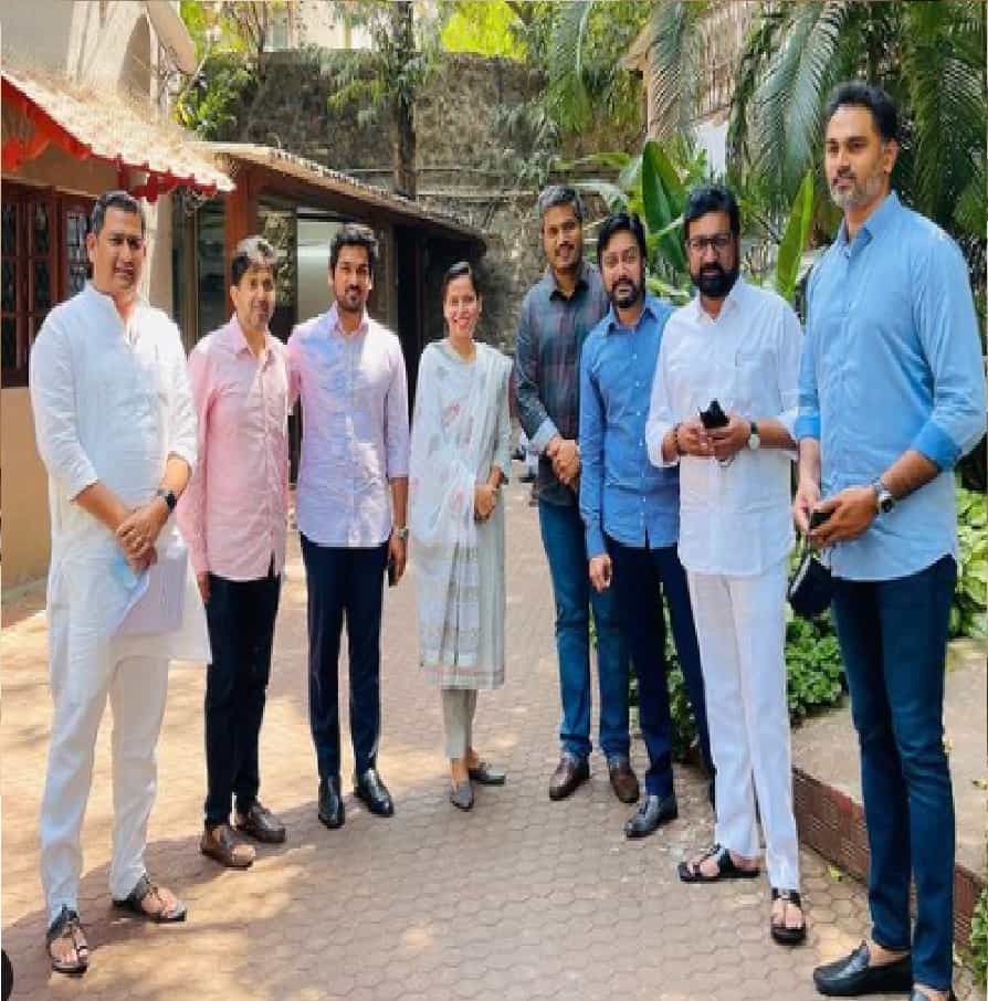 आज महाविकास आघाडीतील युवा नेत्यांनी राष्ट्रवादीचे अध्यक्ष शरद पवार साहेब यांची सिल्वर ओक या त्यांच्या निवासस्थानी भेट घेतली. यावेळी विविध विषयांवर चर्चा झाली.