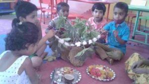 PHOTO | विद्यार्थ्यांनी फुला-पानांपासून तयार केले नैसर्गिक रंग, Aurangabad मनपा शाळेत Holi Celebration