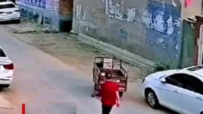 ...अन् अचानक E-rickshaw चालायला लागली! लोक म्हणतायत, हा तर Mister Indiaचा डिलीट केलेला सीन..!