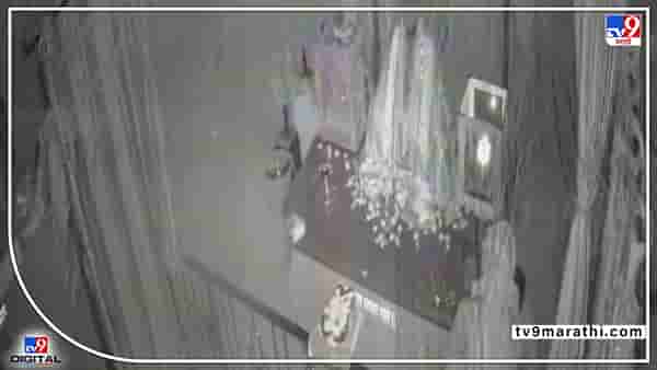 Video : अकोल्यातले चोर तिसऱ्या डोळ्यालाही घाबरेनात, चोरांच्या रडारावर आता मंदिरातल्या दानपेट्या