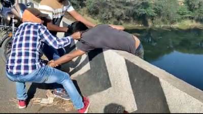 Video : नदीवर जीव द्यायला गेला मात्र तिथं देवदूत आला, युवकाला वाचवतानाचा थरार कॅमेऱ्यात कैद