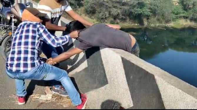 Video : नदीवर जीव द्यायला गेला मात्र तिथं देवदूत आला, युवकाला वाचवतानाचा थरार कॅमेऱ्यात कैद